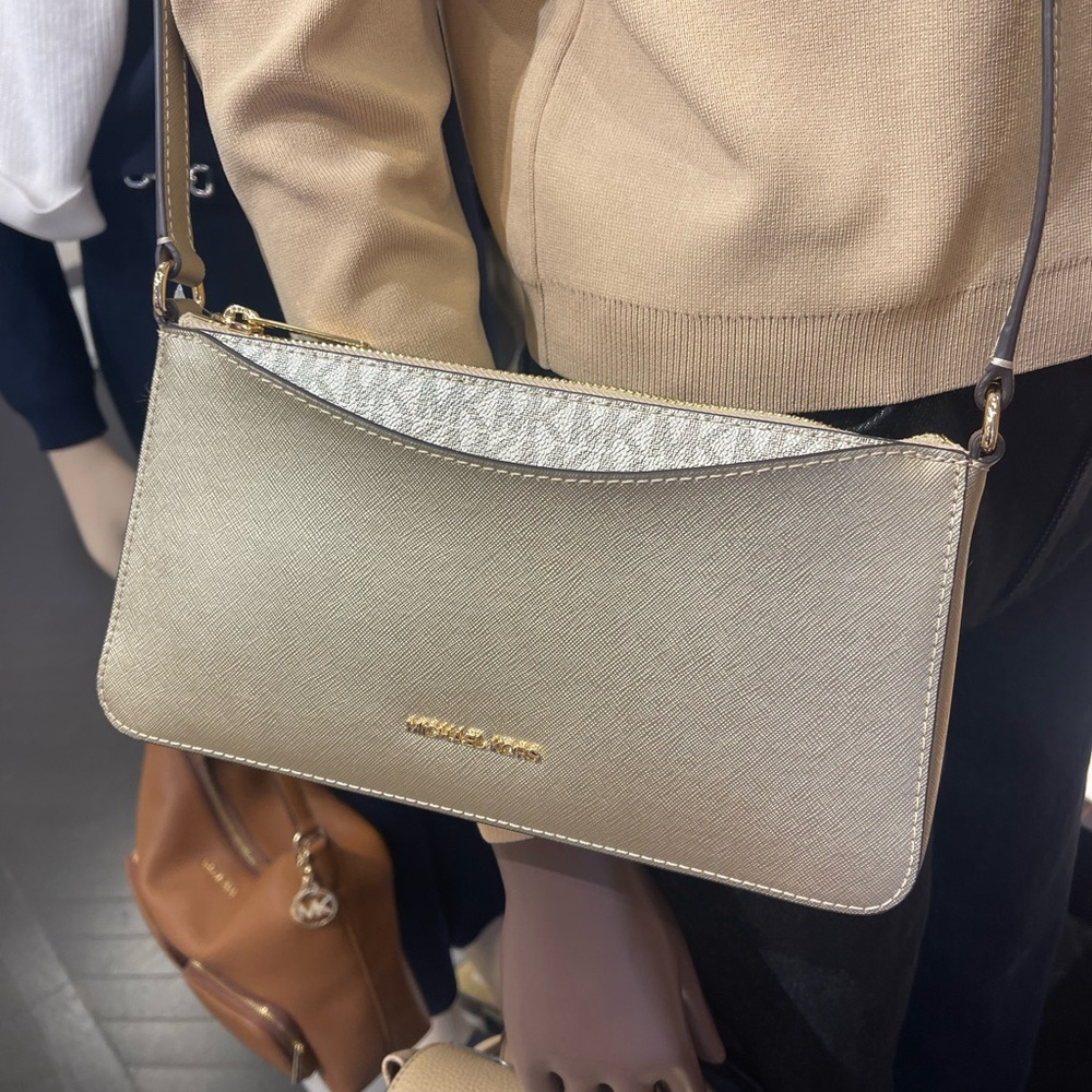 MICHAEL KORS Arden Medium Metallic Crossbody Bag
Pale Gold
NWT - Picture 6 of 16
